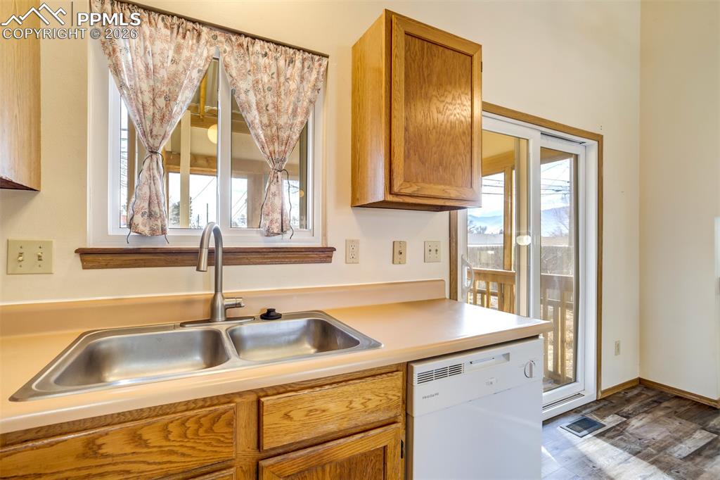 Image 14 of 50: Kitchen