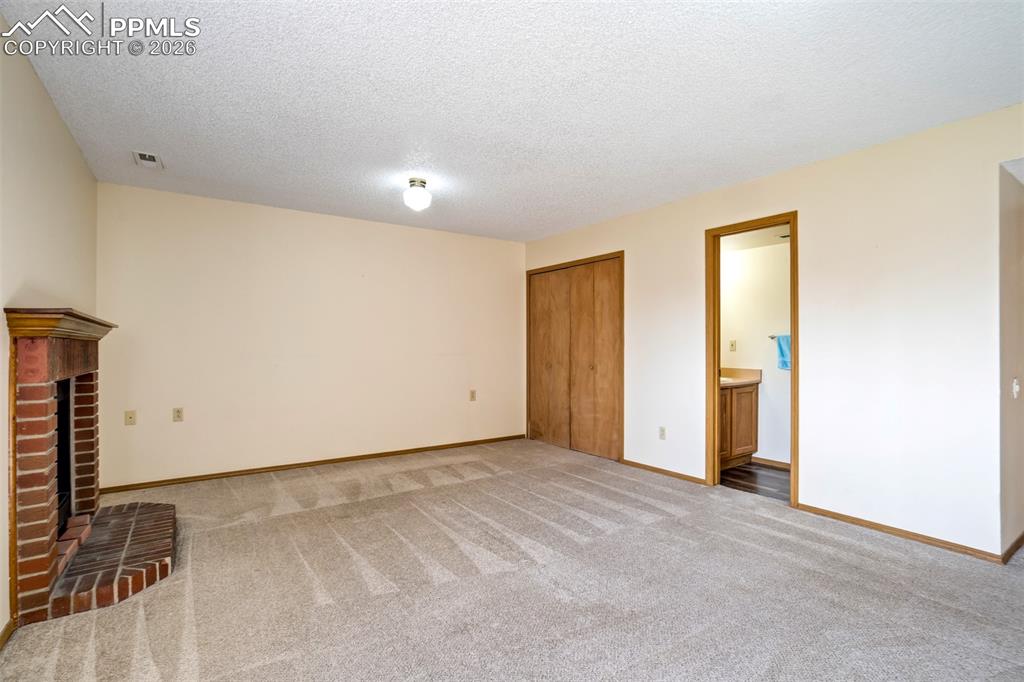 Image 18 of 50: Living Room