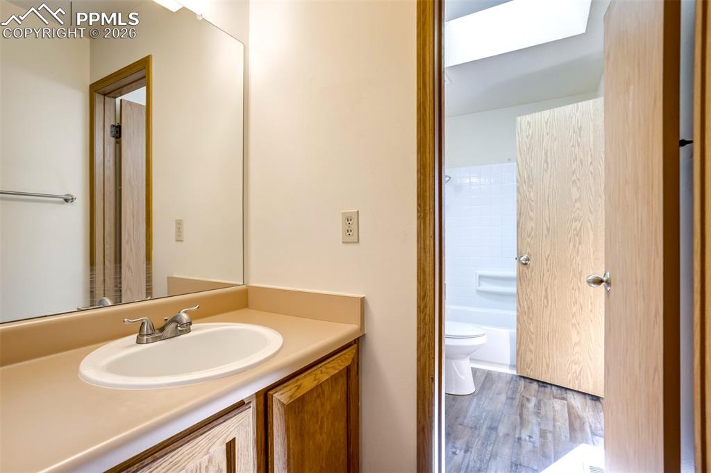 Image 20 of 50: Bathroom