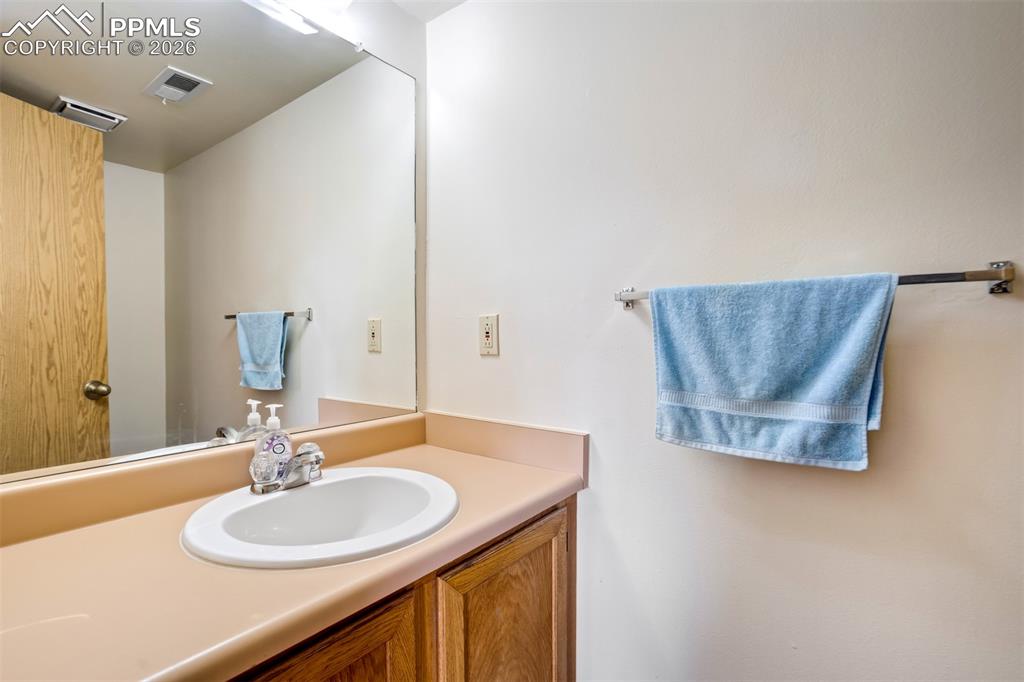 Image 21 of 50: Bathroom