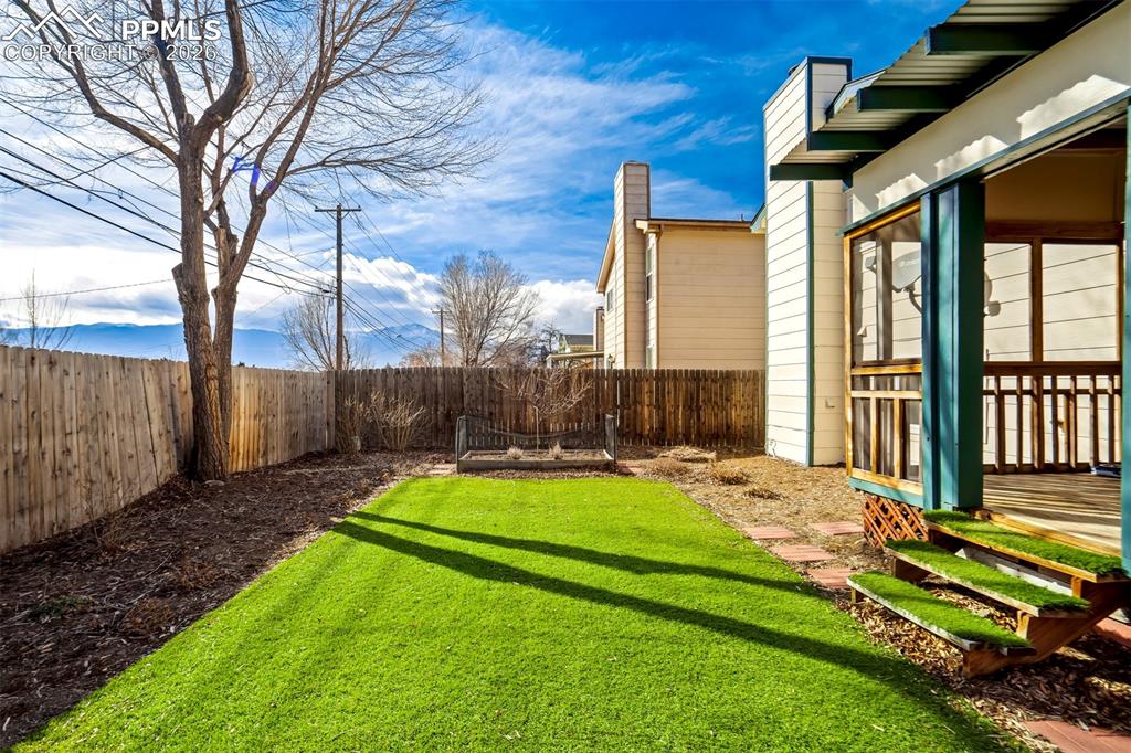 Image 43 of 50: Yard