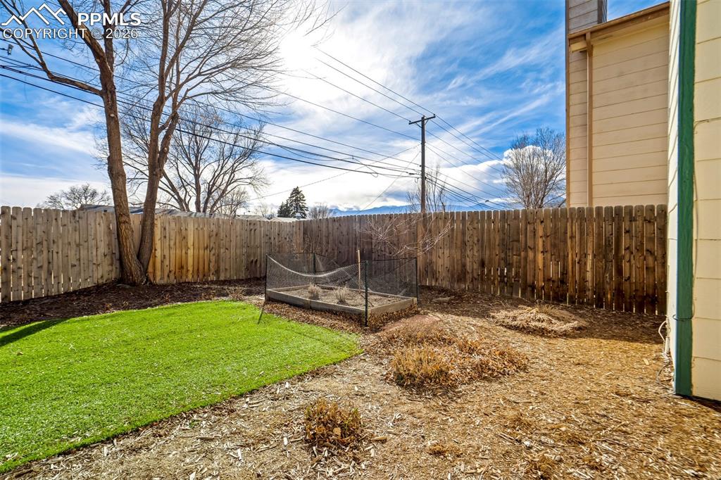 Image 45 of 50: Yard