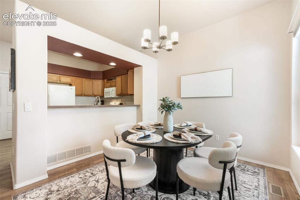 Image 15 of 50: Dining Area