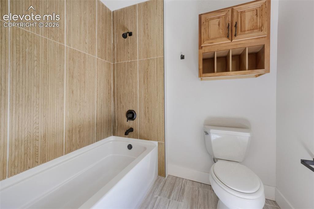 Image 17 of 35: Bathroom