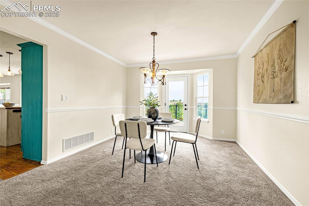 Image 11 of 50: Dining Area