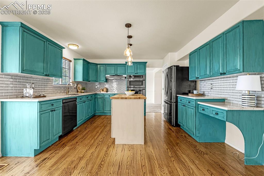 Image 13 of 50: Kitchen
