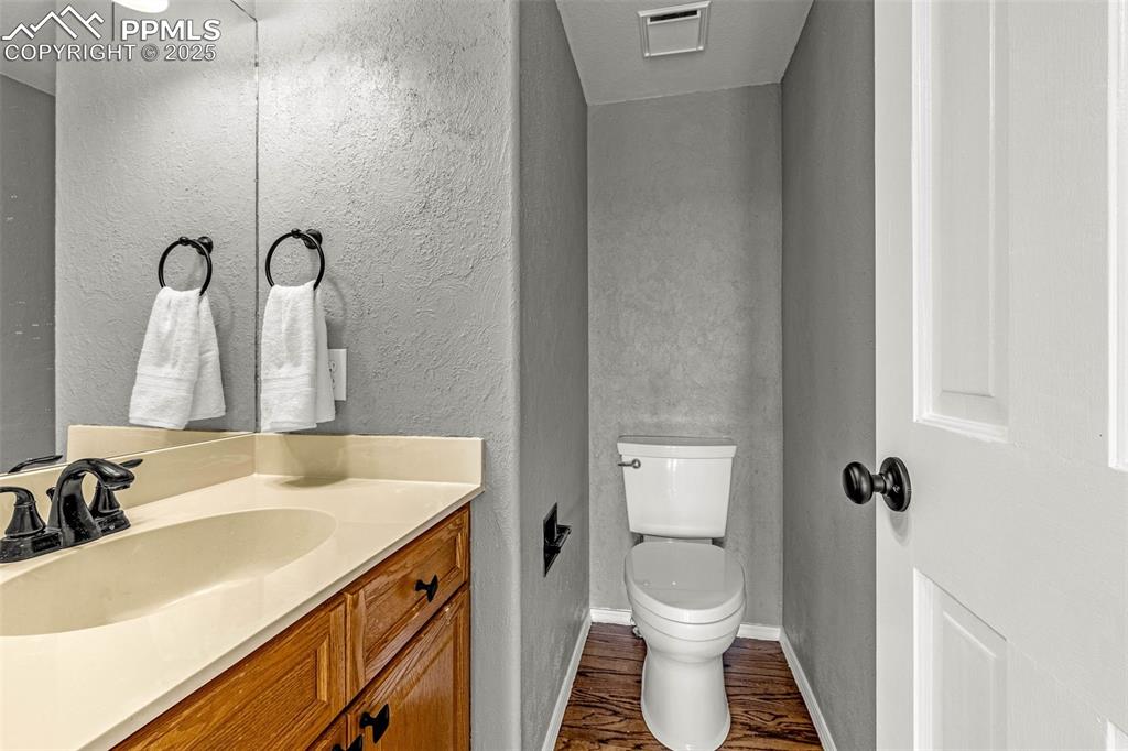 Image 19 of 50: Bathroom