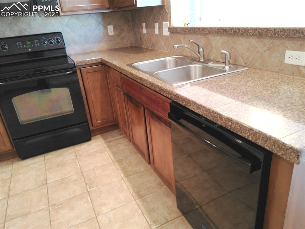 Image 13 of 35: Kitchen