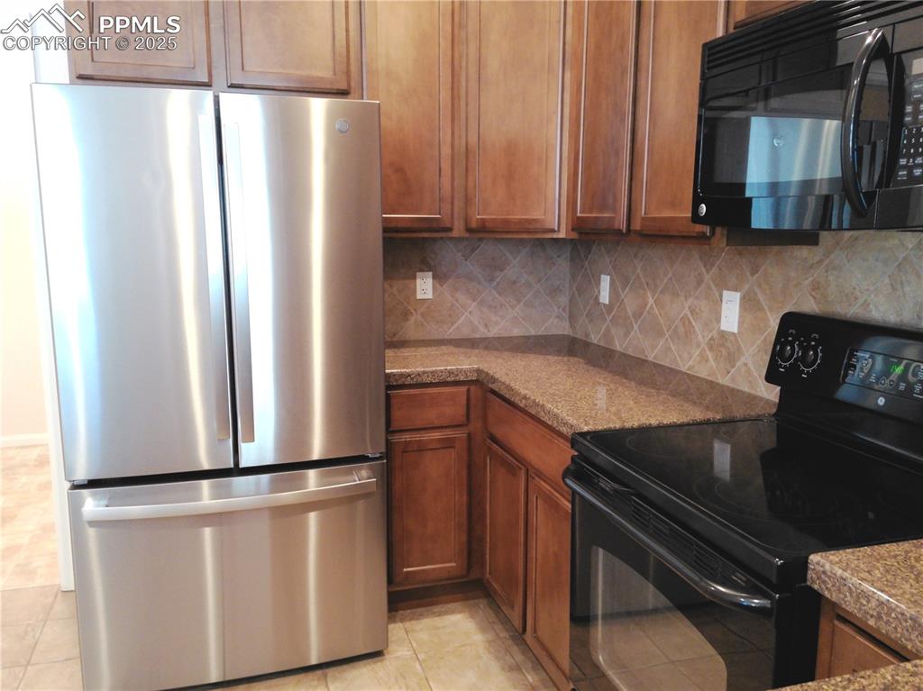 Image 17 of 35: Kitchen