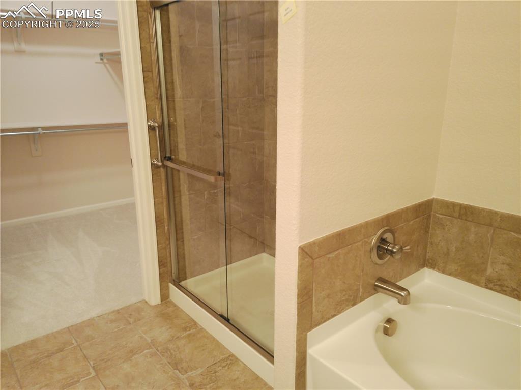 Image 23 of 35: Bathroom