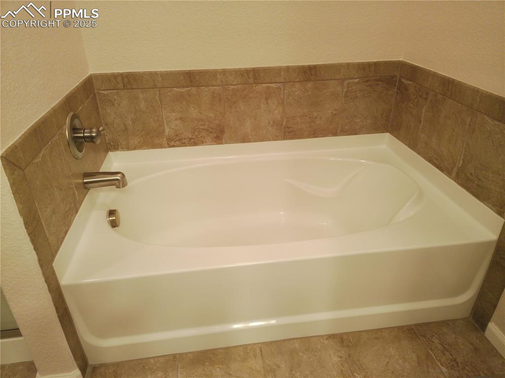 Image 25 of 35: Bathroom