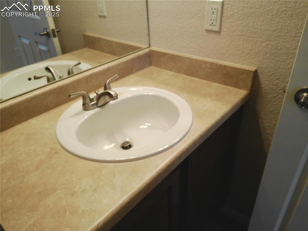 Image 30 of 35: Bathroom