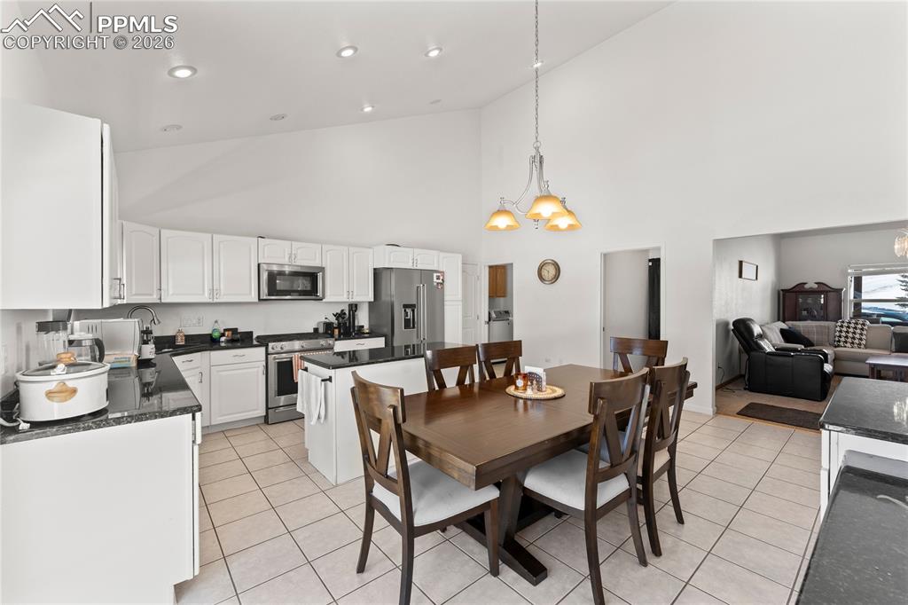 Image 16 of 50: Dining Area