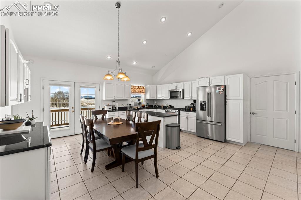 Image 17 of 50: Dining Area