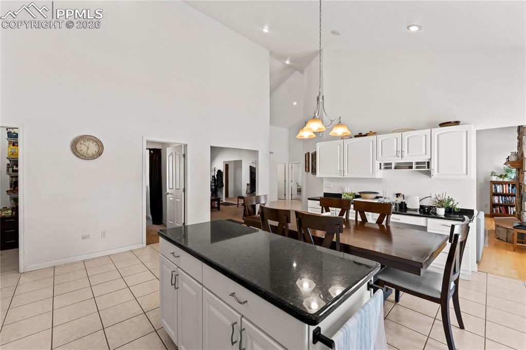 Image 19 of 50: Kitchen