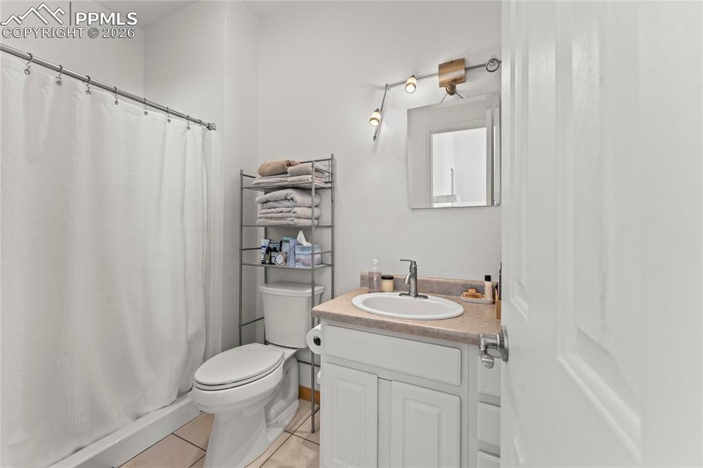 Image 22 of 50: Bathroom