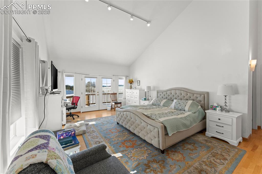 Image 24 of 50: Bedroom