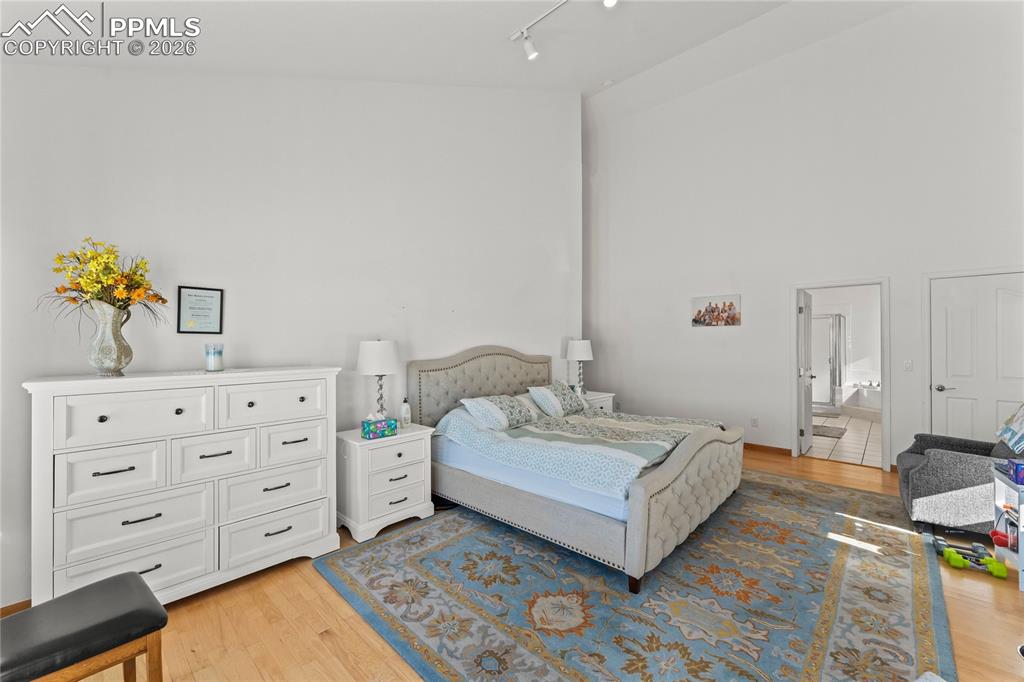 Image 25 of 50: Bedroom