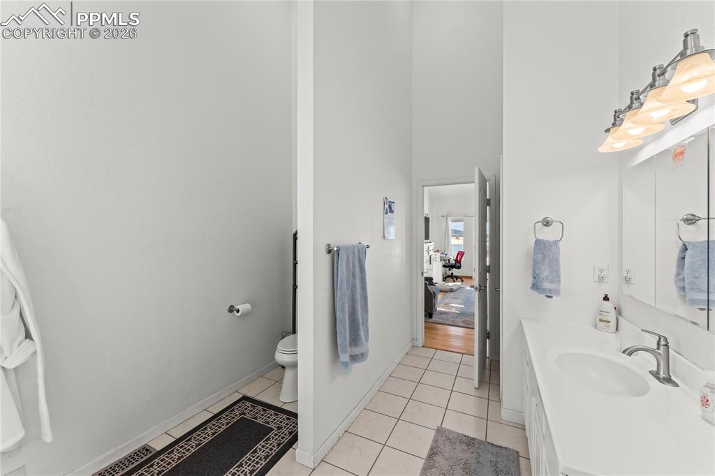 Image 28 of 50: Bathroom