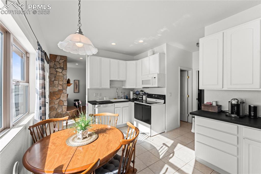 Image 33 of 50: Kitchen