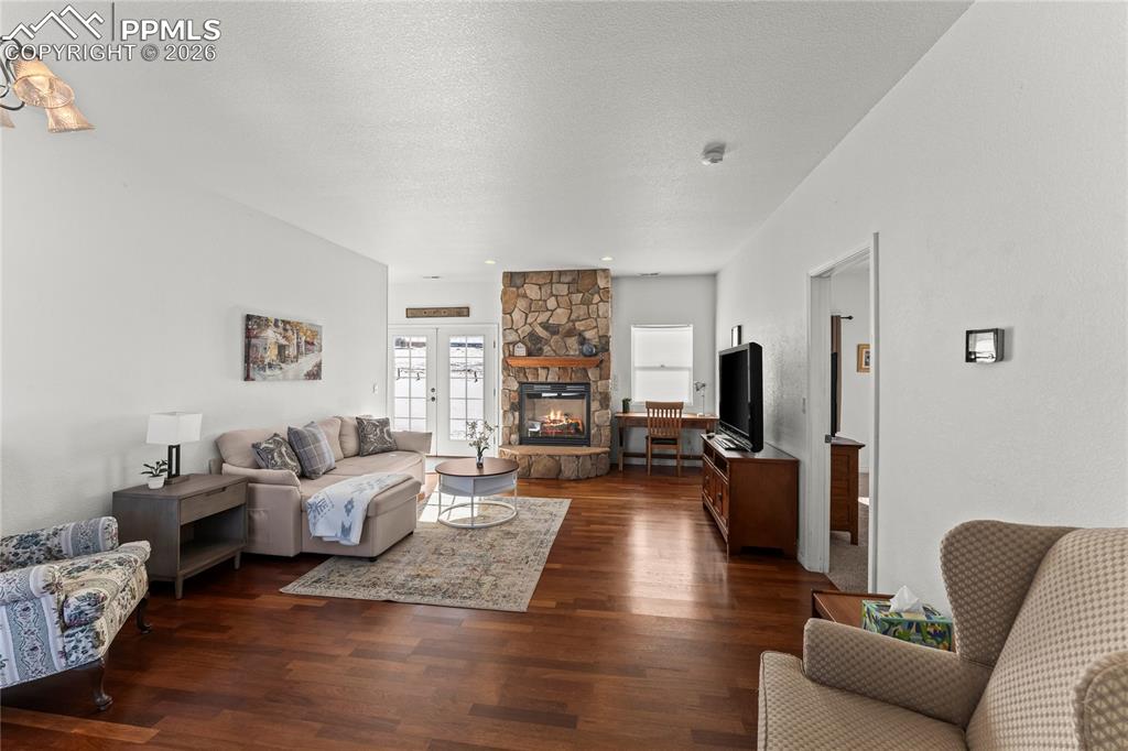 Image 37 of 50: Living Room