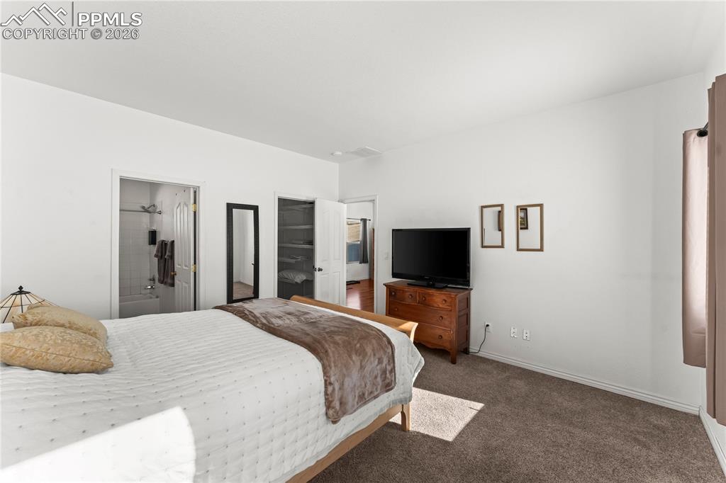 Image 39 of 50: Bedroom