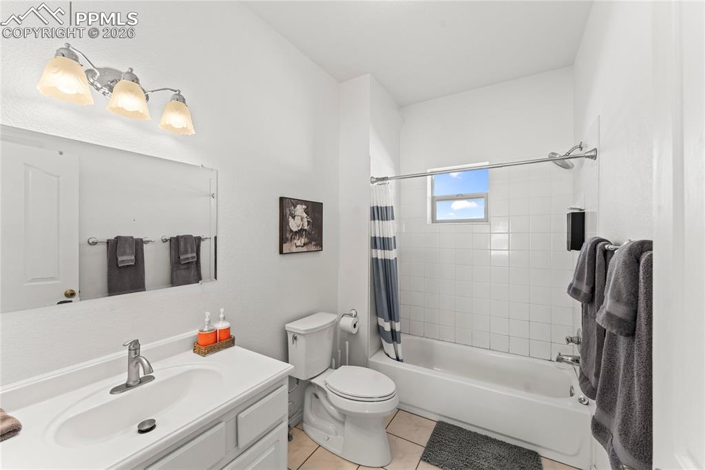 Image 40 of 50: Bathroom