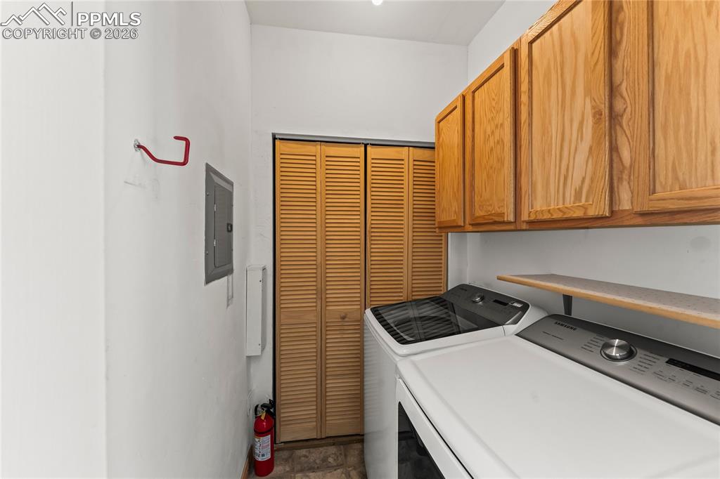 Image 42 of 50: Laundry