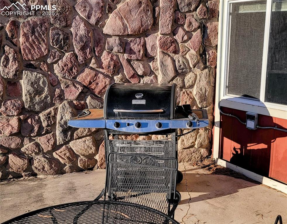 Image 42 of 43: Clubhouse - Outdoor Grill