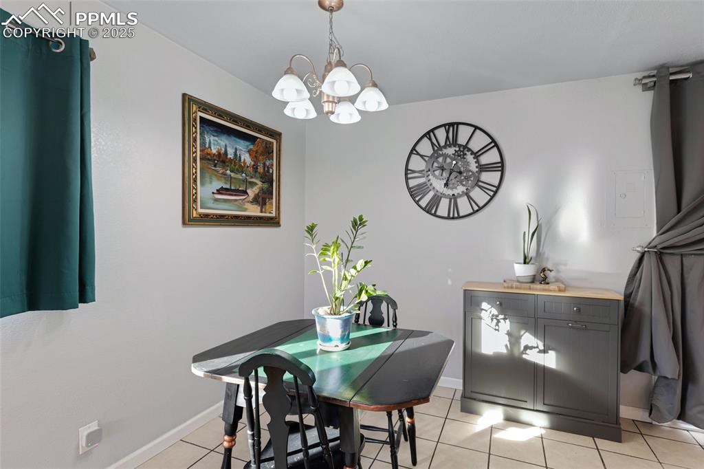 Image 17 of 47: Dining Area