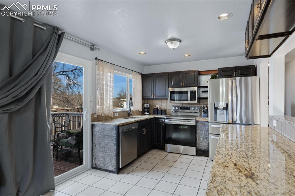 Image 19 of 47: Kitchen