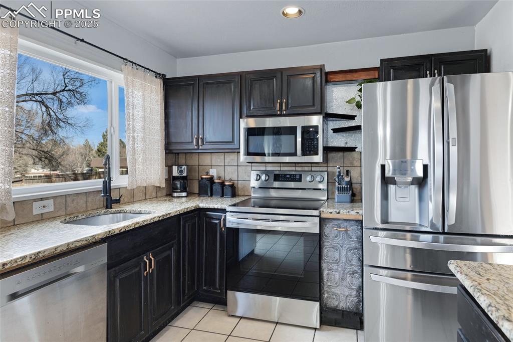 Image 20 of 47: Kitchen