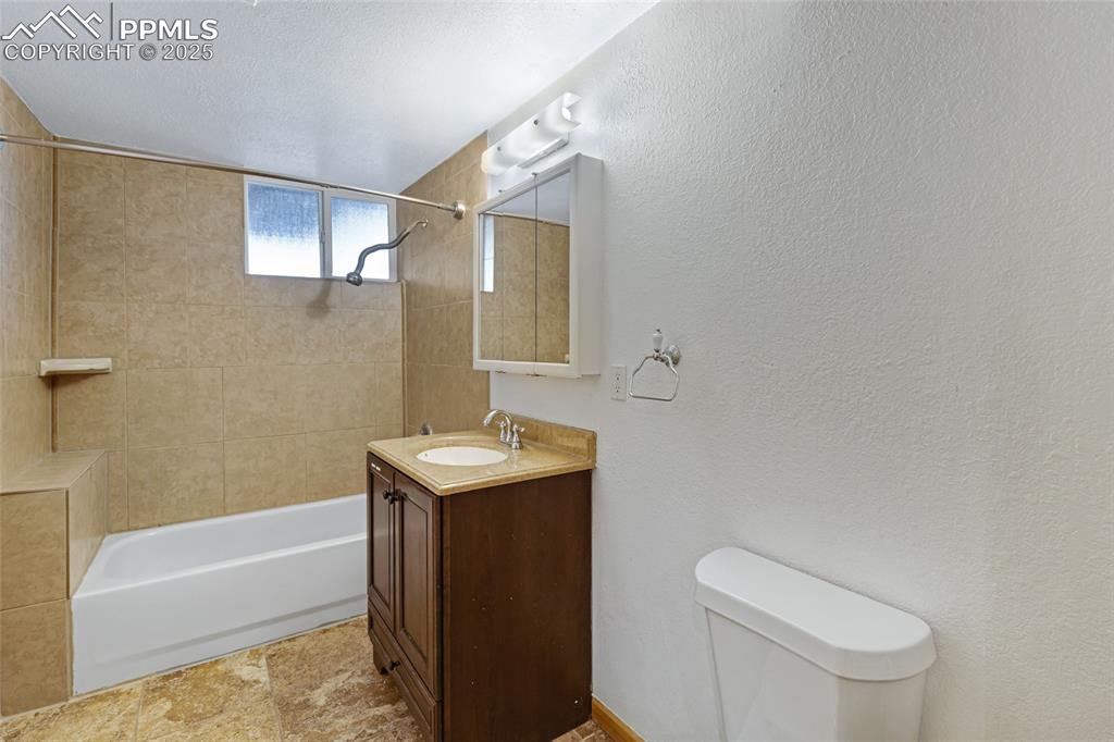 Image 25 of 47: Bathroom