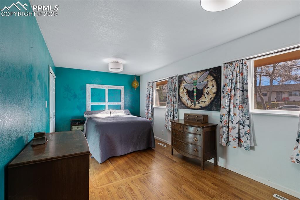 Image 29 of 47: Bedroom