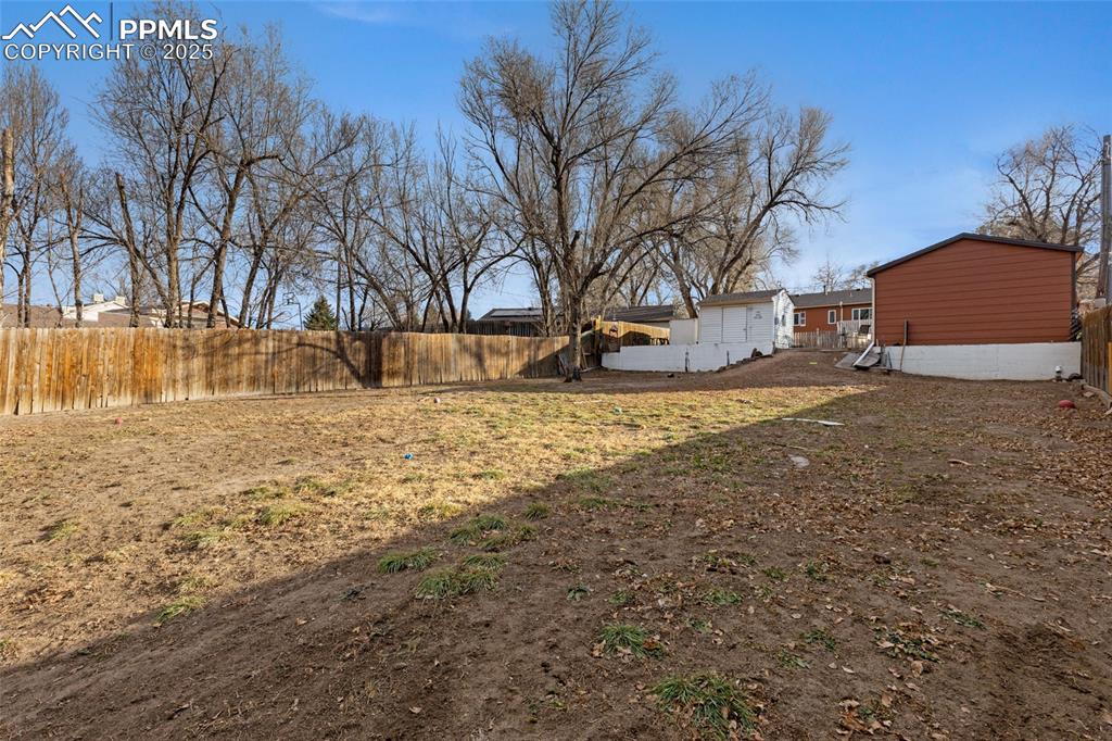 Image 38 of 47: Yard