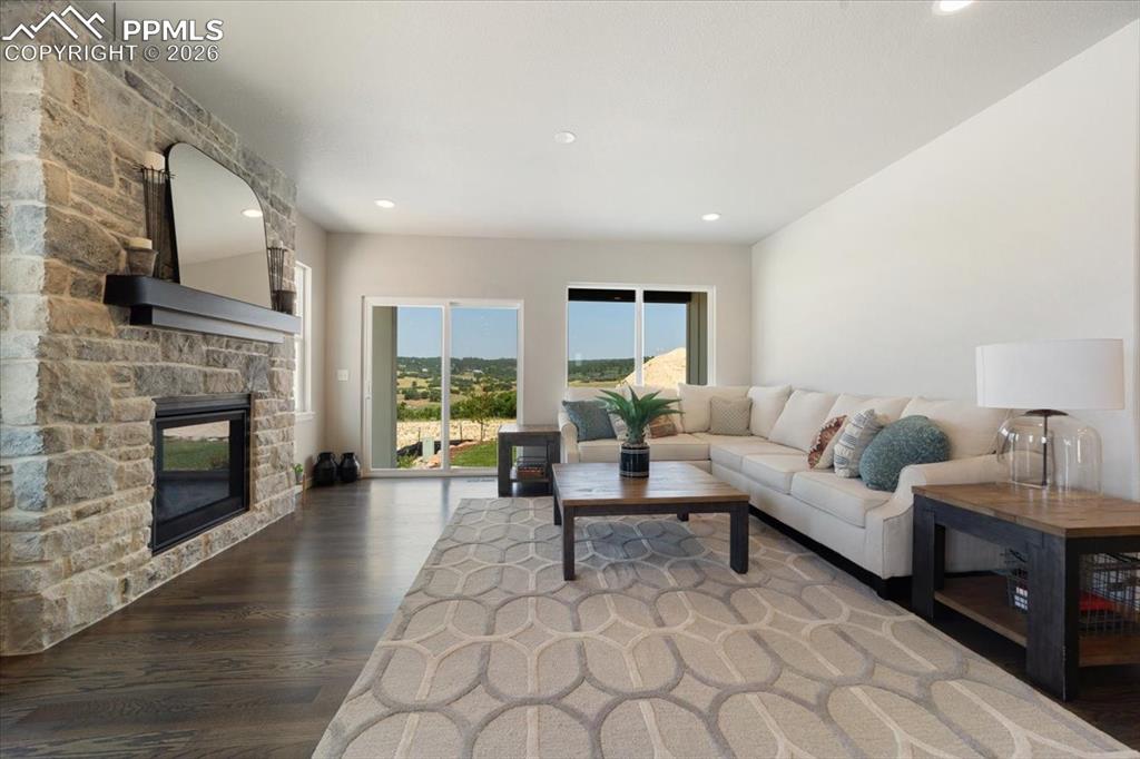 Image 3 of 7: Living Room