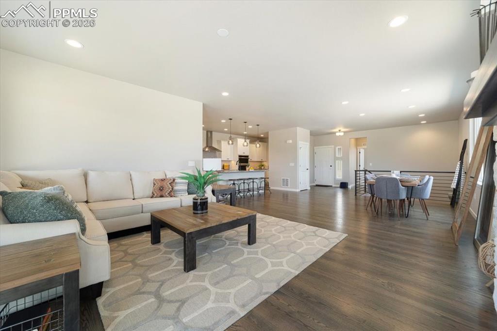 Image 5 of 7: Living Room