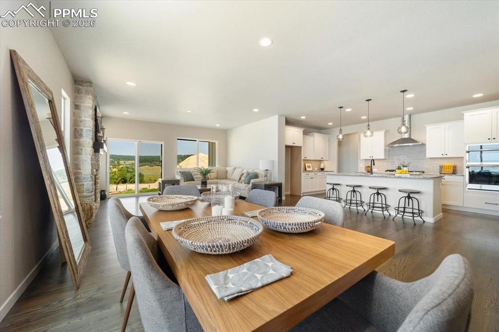 Image 6 of 7: Dining Area