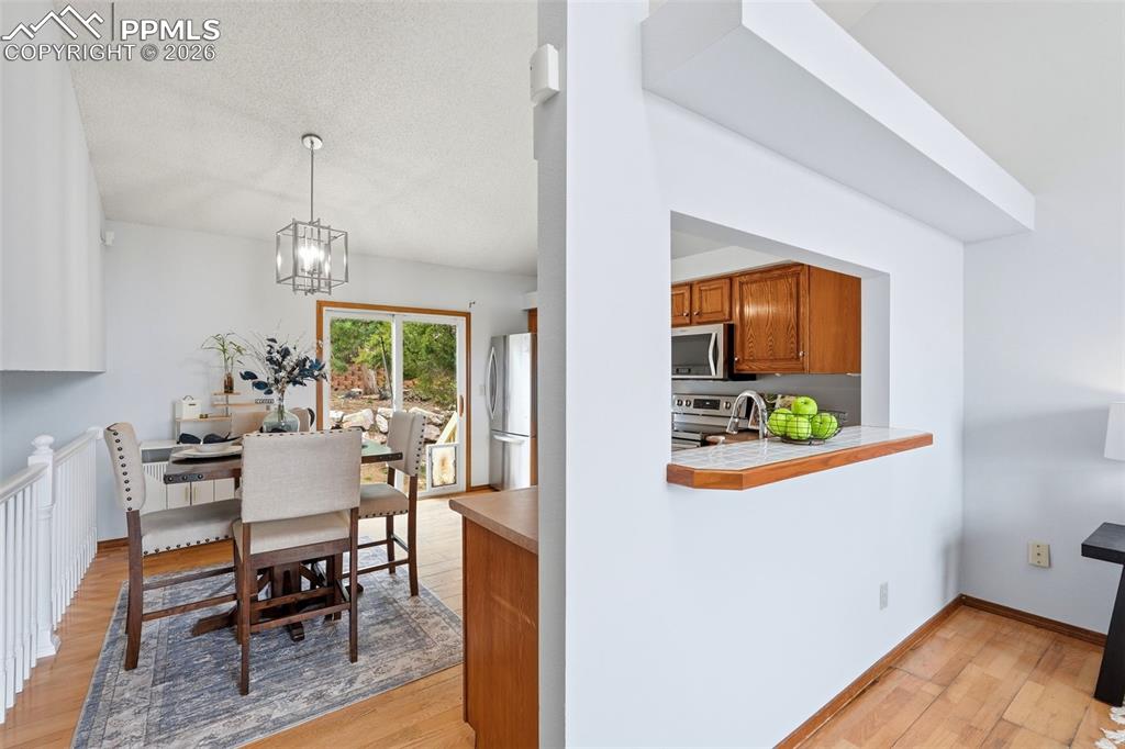 Image 10 of 50: Kitchen