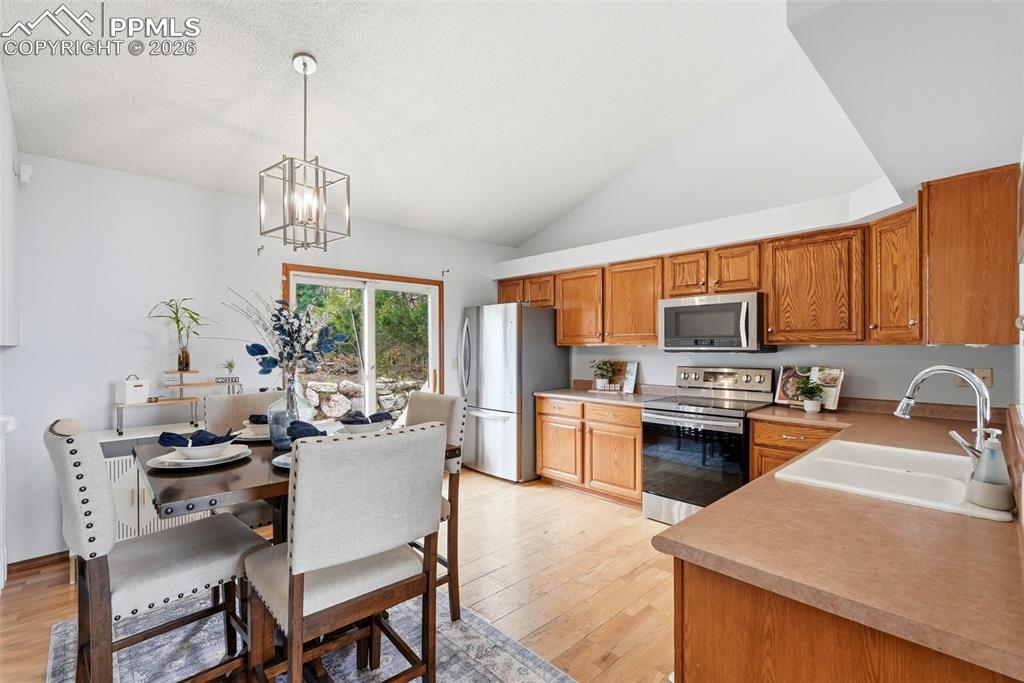 Image 11 of 50: Kitchen