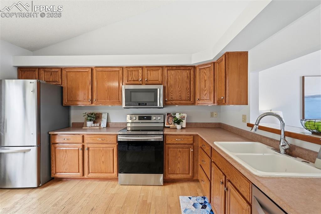 Image 13 of 50: Kitchen