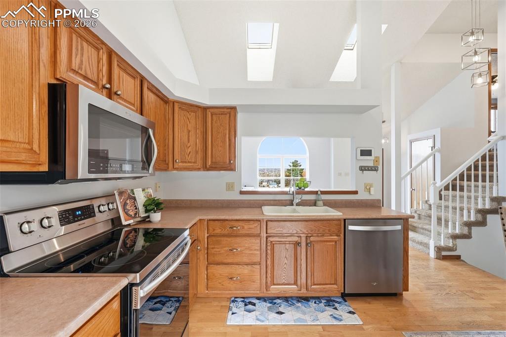 Image 14 of 50: Kitchen