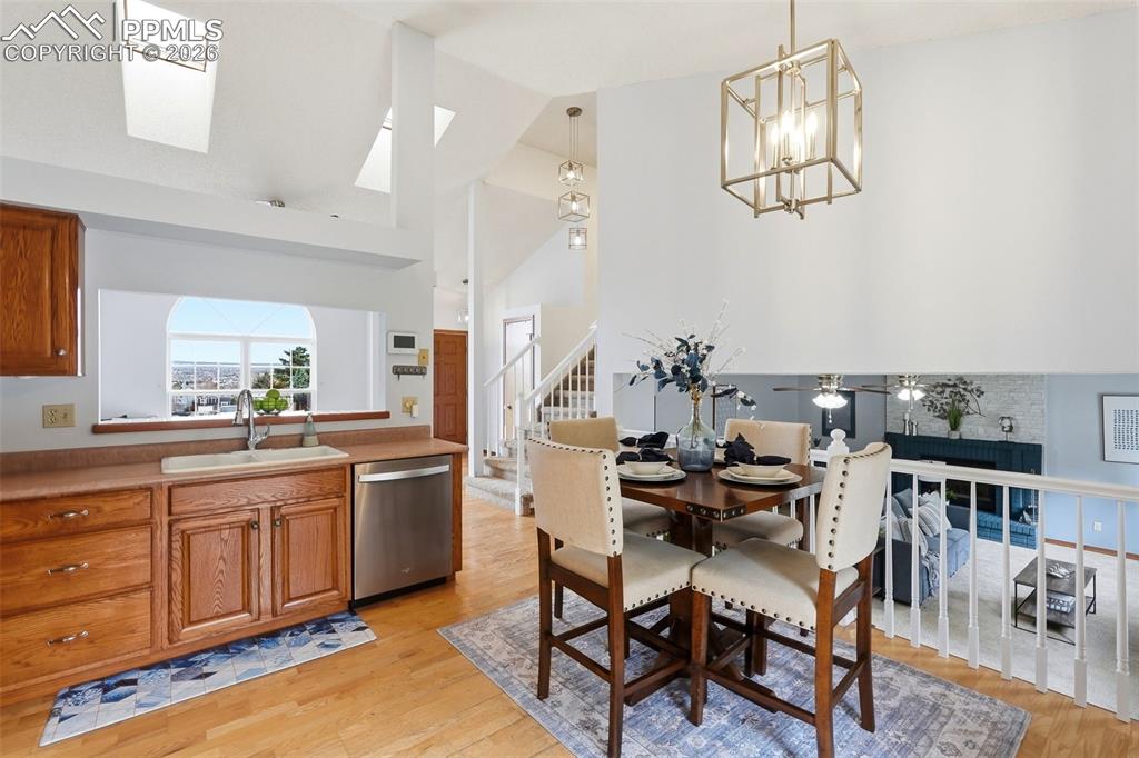 Image 15 of 50: Kitchen