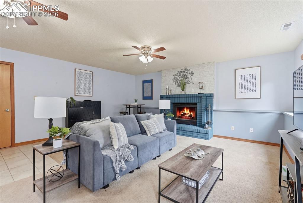 Image 19 of 50: Living Room