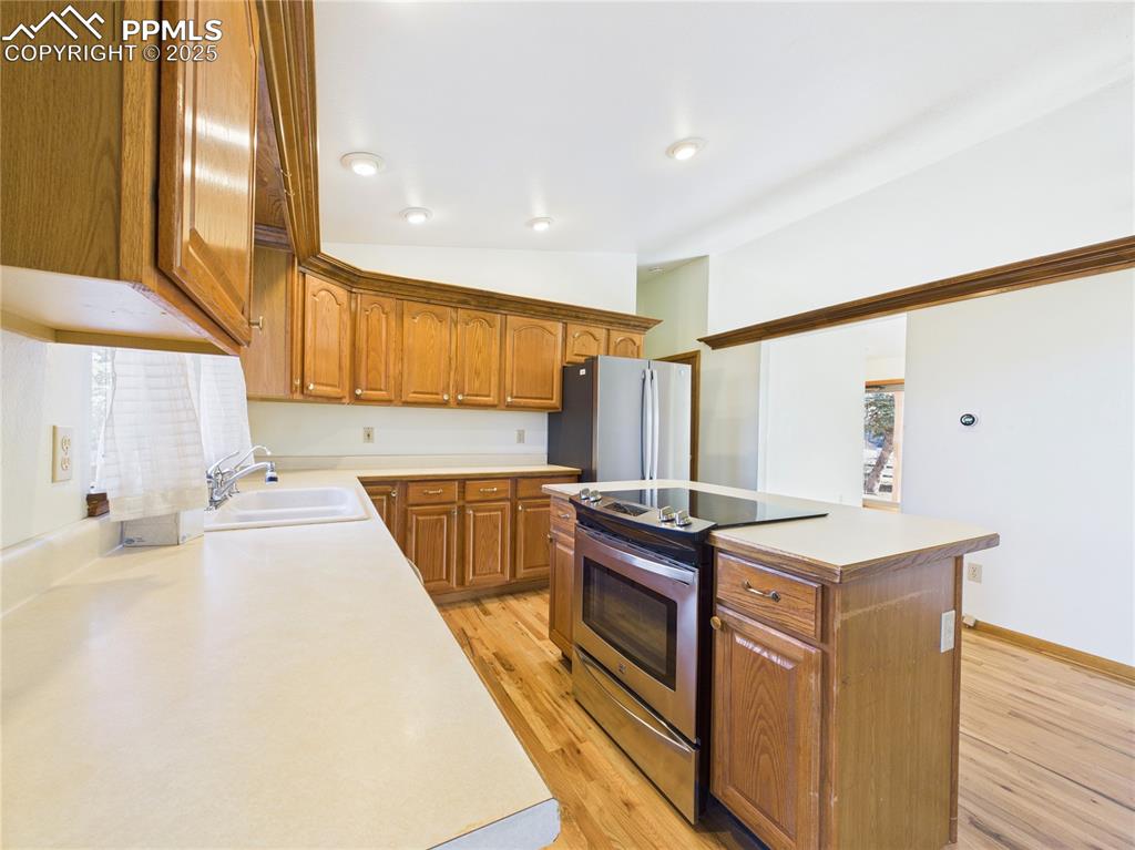 Image 10 of 38: Kitchen