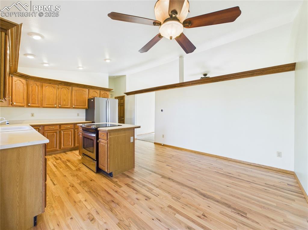 Image 12 of 38: Kitchen