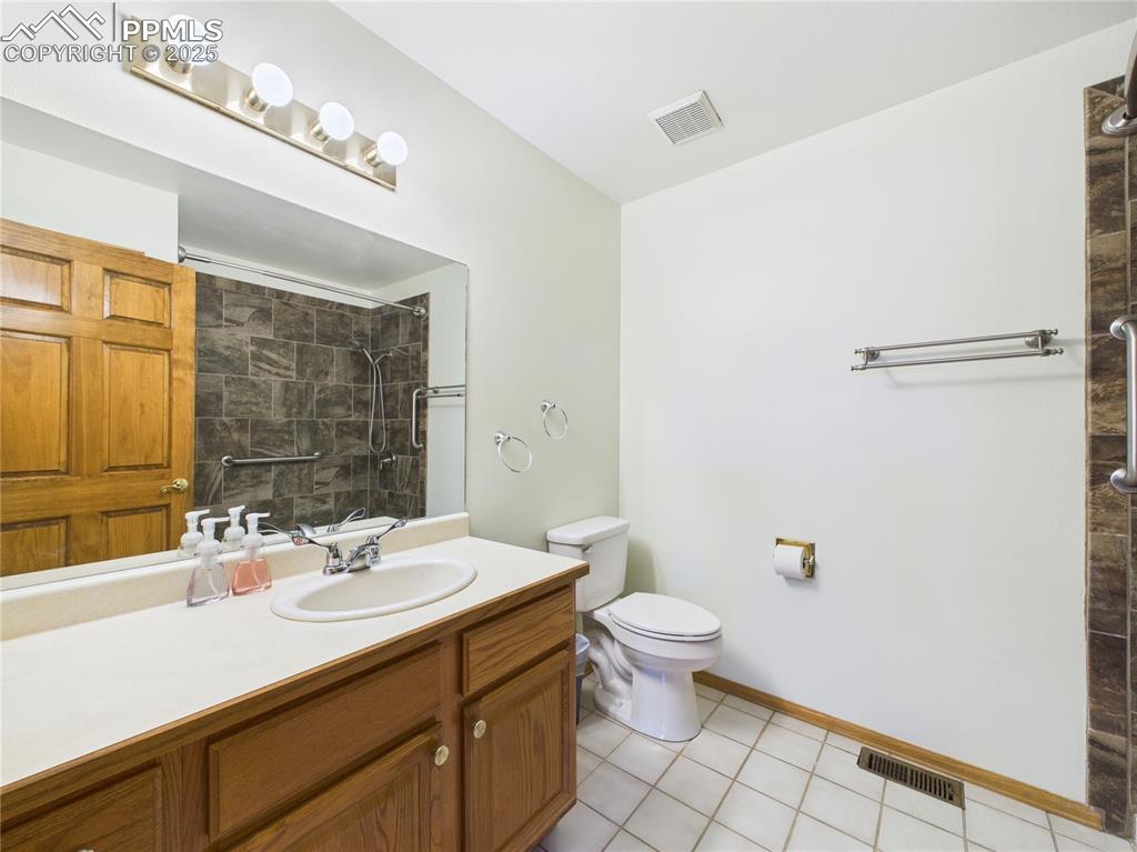 Image 18 of 38: Bathroom