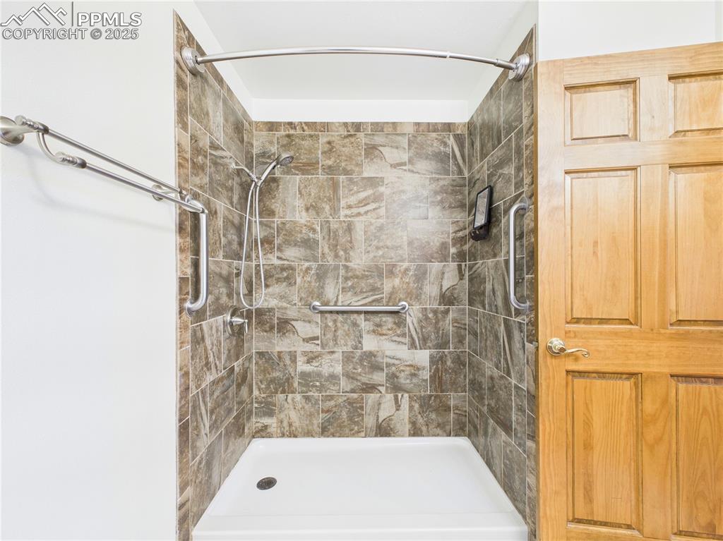 Image 19 of 38: Bathroom