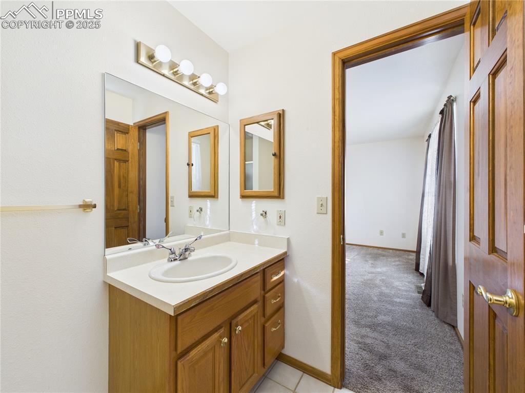 Image 27 of 38: Bathroom