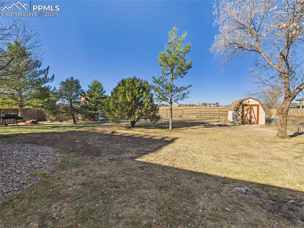 Image 37 of 38: Yard